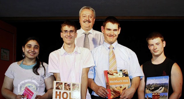 Schulleiter Franz Gieringer (hinten) ...Schaub, Daniel Frenk und David Richter  | Foto: Ulrike Hiller