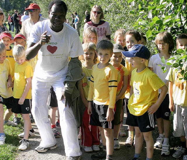 Francis Kere und die  Kinder vor dem Start zum Gando-Lauf.   | Foto: Fabry