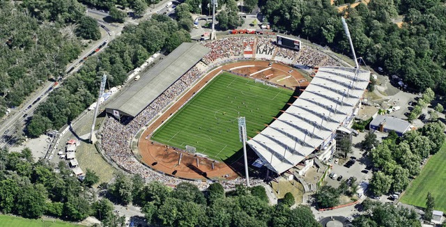 Sanierungsbedrftig: Das Wildparkstadion in  Karlsruhe ist 50 Jahre alt.  | Foto: Sandbiller