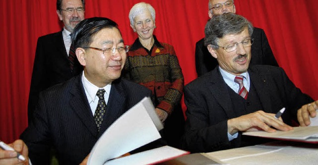 Die Professoren Yue Wu  und Bernd Mart...auf die Partnerschaft hingearbeitet.    | Foto: Archivfoto: Juri Junkov