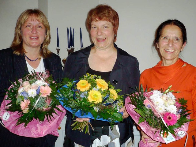 Blumen fr die FDP-Frauen (von links):..., Sybille Laurischk und  Sonja Kmitta.  | Foto: Dieter Fink