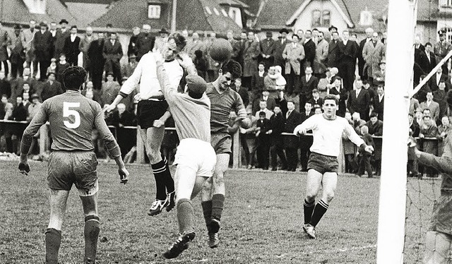 Lokalderby in der 1. Amateurliga 1960 ...ern: SV Waldkirch gegen FC Emmendingen  | Foto: Archiv SVW