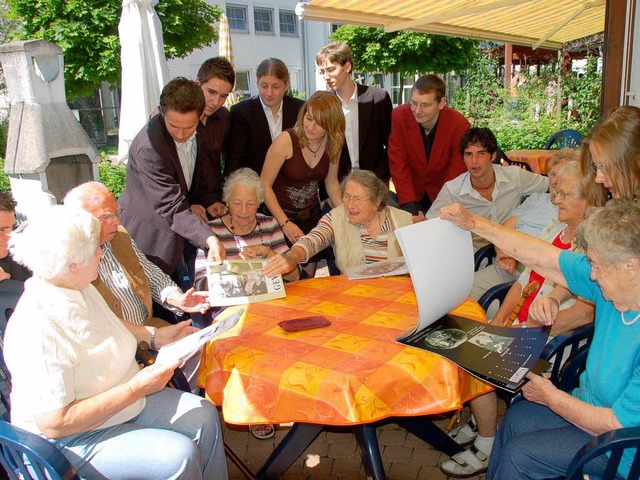 Schler und Senioren freuen sich ber die Frchte ihrer gemeinsamen Arbeit.   | Foto: sigrid umiger