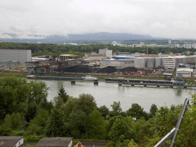 Im Hafen von Birsfelden/Schweiz soll eine Schrottverwertunsanlage  entstehen.  | Foto: Hary Wickert