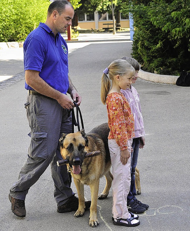 Reinhold Gbel bt mit den Kindern, Hunde zu ignorieren.   | Foto: Schneider