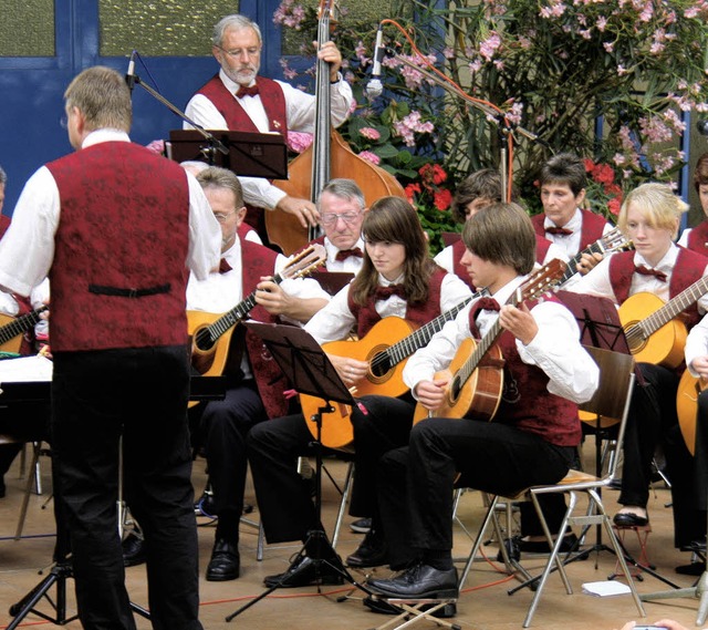 Das Hauptorchester des Mandolinen- und...beim Sommerkonzert in Kiechlinsbergen.  | Foto: Roland Vitt