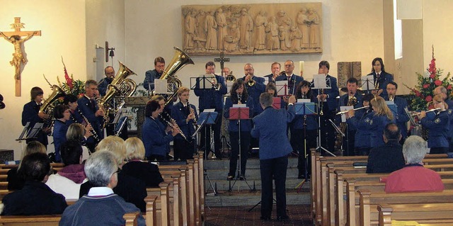 Statt unter freiem Himmel,  spielte de...nbach beim Patrozinium vor dem Altar.   | Foto: Gert BRichta