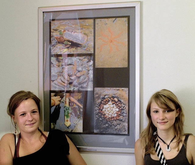 <Bildtext>Maren Hagel (links) und Juli...Kunstwerke im Bahnhof vor</Bildtext>.   | Foto: christine Speckner