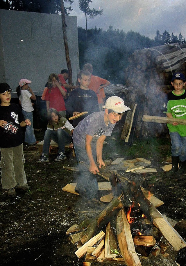 Lagerfeuer und Zelten gehren auch wieder zum Angebot im Ferienprogramm.   | Foto: monika korak