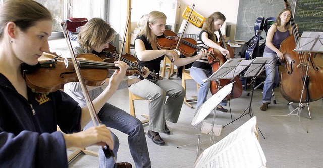 Elf junge Musiker treffen sich zur  Ka...nd erarbeiten gemeinsam ein Programm.   | Foto: fssel