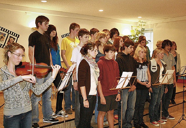 Im Chor und mit dem Song &#8222;Hallel...ndeten die Musikschler ihr Programm.   | Foto: DINORT