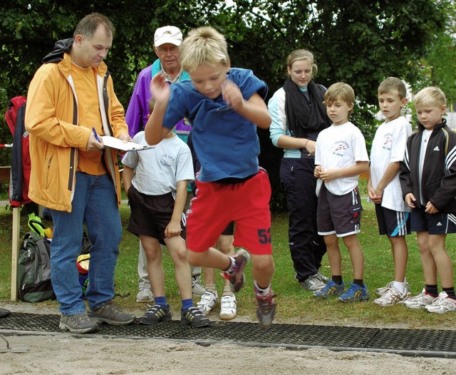 Auch Weitsprung aus dem Stand war beim...letiknachwuchses in Hausen gefragt.     | Foto: Felix Held