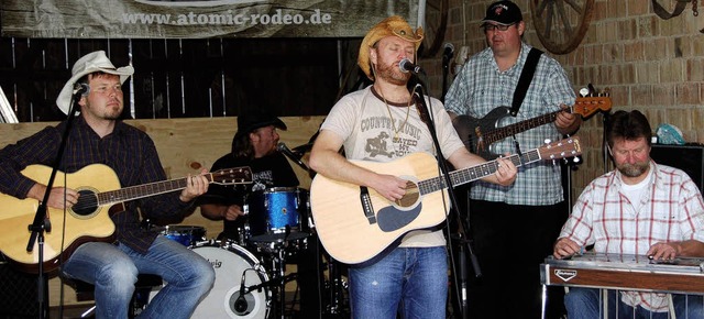 Die Freiburger Countryband &#8222;Atom...eune des Brutschinhofs in Enkenstein.   | Foto: Hermann Jacob