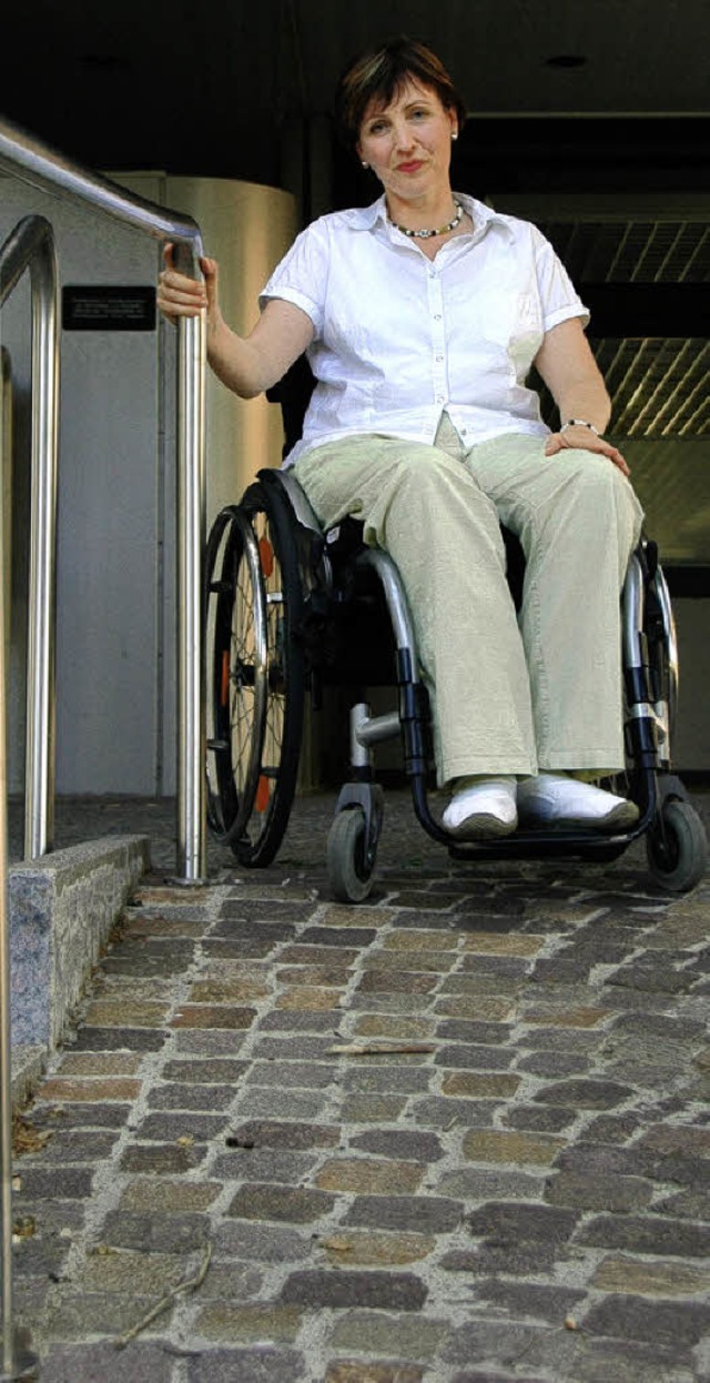 Zu steil fr Rollstuhlfahrer: Behinder...Irena Rietz an der Rampe zum Rathaus.   | Foto: Ounas-Krusel