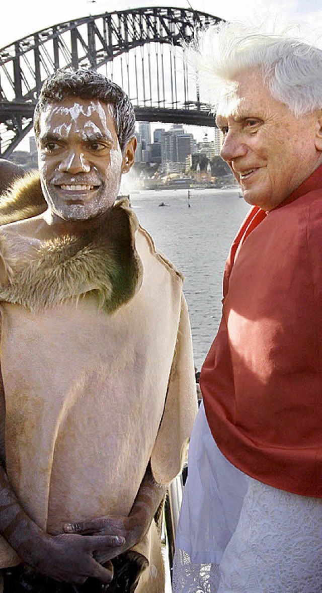 Der Papst und ein Aborigine lcheln in die Kamera.   | Foto: dpa