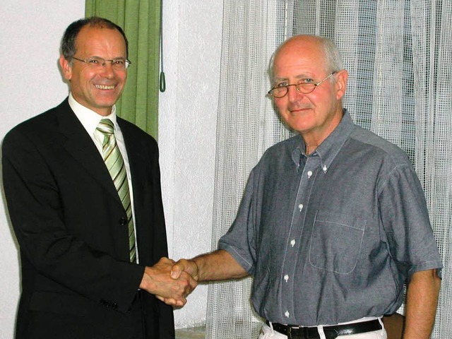 Joachim Ruth  (links) wurde am  von We...r  fr die neue Amtszeit verpflichtet.  | Foto: Hge