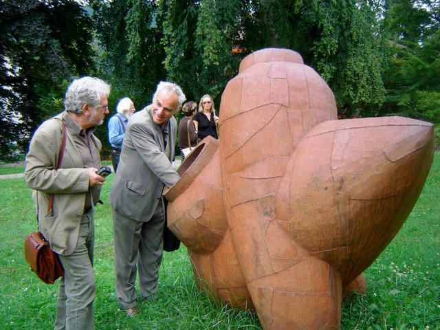 Der Knstler Willi Weiner und der Lite...f dem Skulpturenweg durch den Kurpark.  | Foto: Bianca Flier