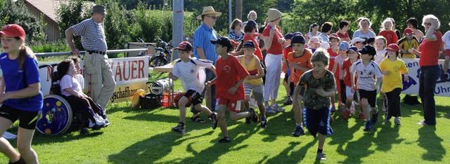 Start frei zum Sponsorenlauf: Katharin...s) und ihre Mutter Maritta schauen zu.  | Foto: Roland Vitt