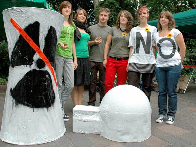 Nein zur Atomkraft: Lrracher Jugendliche mit ihrem Werk in der Innenstadt  | Foto: arne bensiek