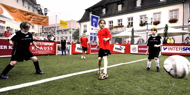 Fuball mal anders: Auf dem Marktplatz gelten andere Dimensionen.  | Foto: Markus Zimmermann-Drkop