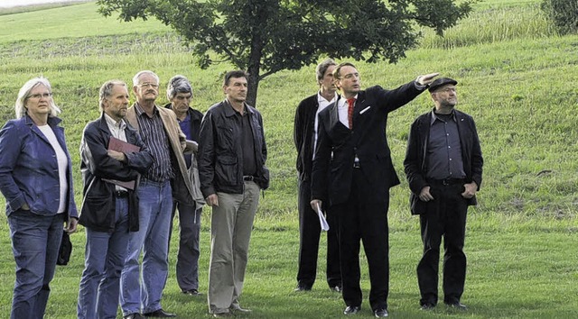 Hoteldirektor Alexander Aisenbrey (Zwe...plne des Golfplatzes am schberghof.   | Foto: MLLER