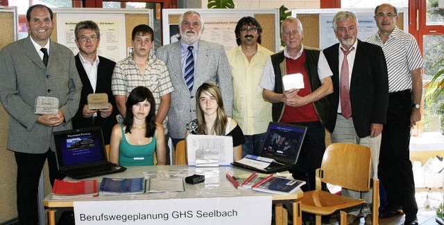 ber das Berufswahlsiegel fr die Grun...nks  Anne Schwrer und  Sandra Frey.    | Foto: daniel bumen