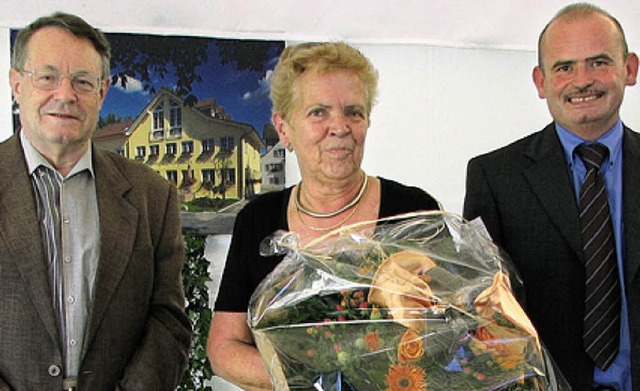 Manfred Lang (links) und Rainer Hunn gratulieren Ursula Reinhardt. 