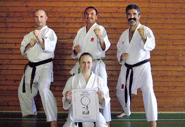 Die neuen Dan-Trger des Karate Dojo B... Trainer Josef Faller (hinten Mitte).   | Foto: privat