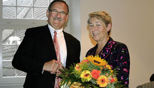 Blumen und ein schnes Wappen von Binz...er May die Gemeindertin Karla Rdlin.  | Foto: BZ