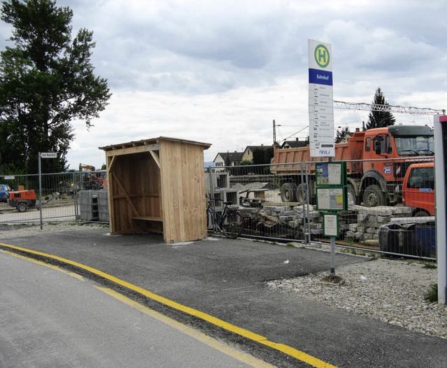 Inzwischen ist die Metallstange entfer...er Eimeldinger Haltestelle verletzte.   | Foto: Sedlak