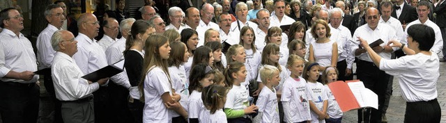 Dirigentin Birte Niemann lsst ihre kl...t den &#8222;Groen&#8220; auftreten.   | Foto: Schtz