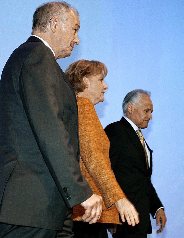 Beckstein (links) und Huber nehmen Angela Merkel in die Mitte.  | Foto: dpa