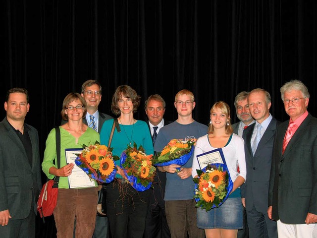Die Preistrger des  Brgerpreises 200... umrahmt von den Mitgliedern der Jury.  | Foto: friederike marx