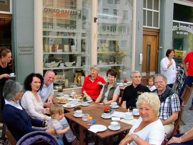 Mit Engagement fr das Tradtionscaf: ...chle&#8220; beim samstglichen Kaffee.  | Foto: Verein