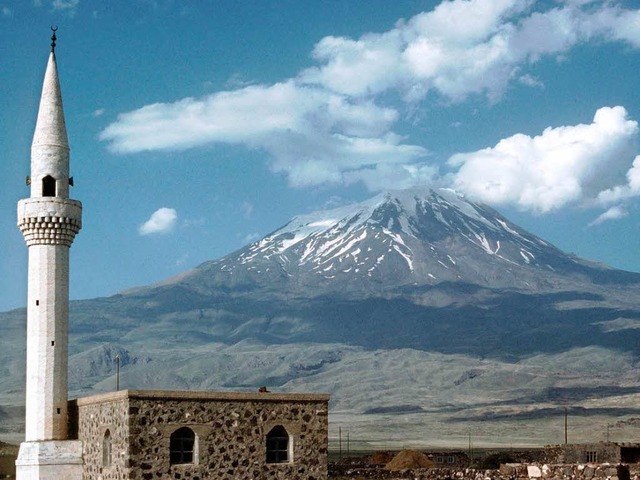 Der Berg Ararat im Osten der Trkei. D... drei deutschen Bergsteiger entfhrt.   | Foto: DPA