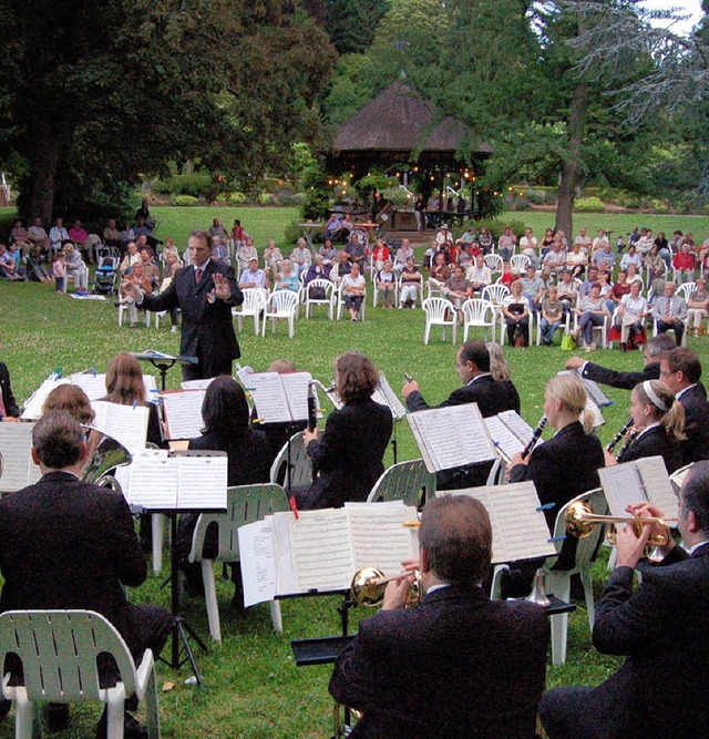Stimmungsvolle Atmosphre beim &#8222;...&#8220; der Stadtmusik im Stadtgarten.  | Foto: christian ringwald