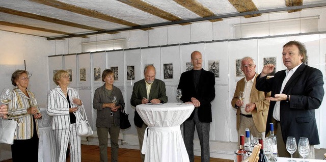 Landrat Klaus Brodbeck (rechts) erlut...enau ) sowie  Historiker  Martin Ruch.  | Foto: Stefanie Henniger-Kusch