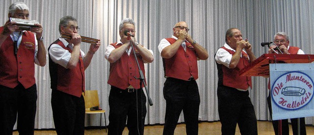 Die munteren Hallodris zeigten den Sen...iner Mundharmonika alles machen kann.   | Foto: Sedlak