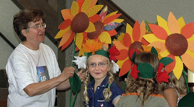 Gerhrt nimmt Rosemarie Stern die Papi...von den Kindergartenkindern entgegen.   | Foto: Brandl