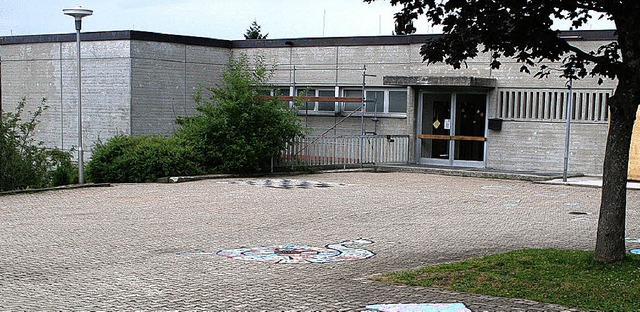 Die Betonfassade   wollen die Schler ...Hauptschule  Gersbach  verschnern.     | Foto: Gerd Sutter