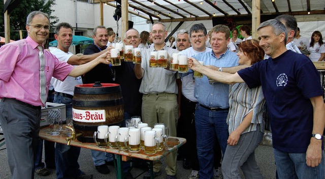 Auf ein erfolgreiches Stdtlifest! Br...wirte stoen am Freitag gemeinsam an.   | Foto: Paul Berger