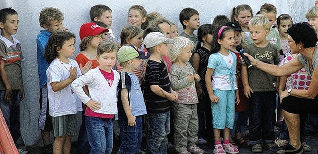 Mit viel Gesang begrten die Kinder d...r Einweihung des neuen Auengelndes.   | Foto: Brigitte  Chymo