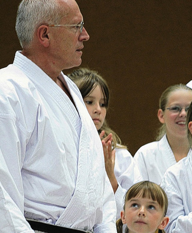 Kleine Karatekas neben Bundesjugendreferent Helmut Spitznagel 