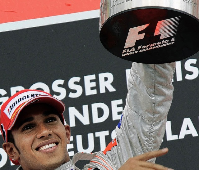 Der Englnder Lewis Hamilton freut sic...nenplatz in diesem Jahr leer blieb.    | Foto: afp