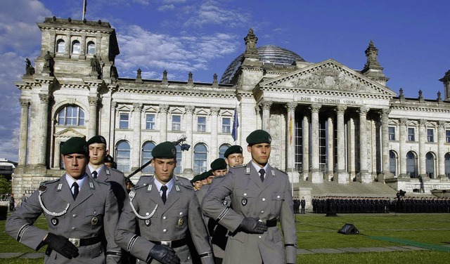 Parlamentsarmee: Rekruten beim Gelbnis vor dem Reichstag  | Foto: DDP