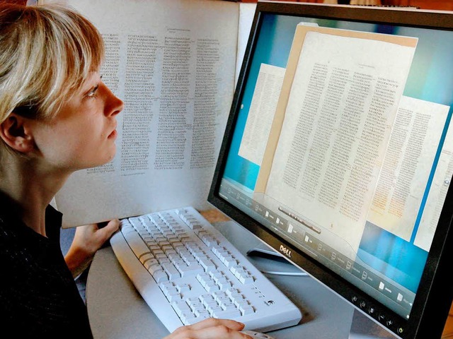In der Leipziger Unibibliothek liest M...Seite der ltesten Bibel-Handschrift.   | Foto: dpa