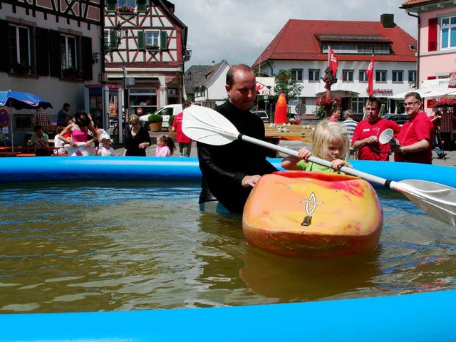 Frh bt sich &#8211; im extra aufgeba...Kindern, wie das Paddeln funktioniert. 