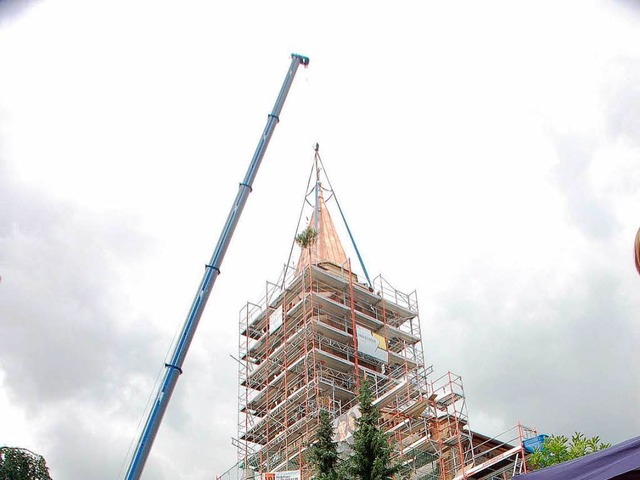 Jetzt hat der Kirchturm wieder eine Spitze.   | Foto: Nikolaus Trenz