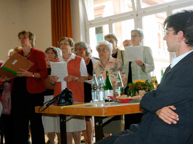 Der Kirchenchor verabschiedete  seinen Kantor Matthias Khn mit einem Stndchen  | Foto: Marlies Jung-Knoblich