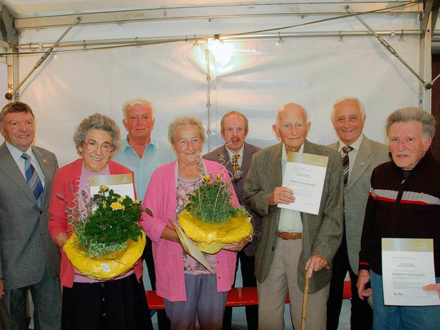 Eugen Schrempp (links) ehrte langjhri...echts Grndungsmitglied Franz Rebholz.  | Foto: Pia Grttinger